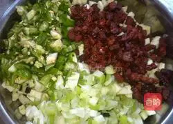 Illustration of how to make green pepper and eggplant sausage cake 3