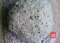 Illustration of how to make green onion and pepper leaf pancakes 4