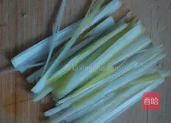 Illustration of how to make green onion and egg pancakes 1