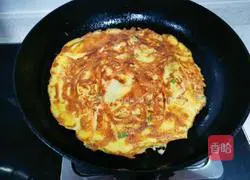 Illustration of how to make carrot and shrimp skin egg pancake 8