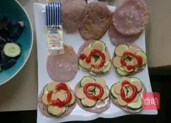 Purple Cabbage Pancakes Illustration of the practice of three people's governance 3