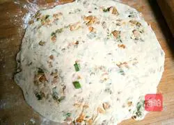 Illustration of how to make golden cakes with minced green onion and oil cake 7