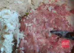 Illustration of how to make lotus root pancakes 4