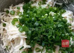 Illustration of how to make pan-fried potato pancakes 6