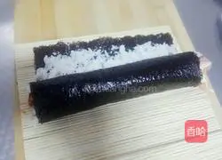 Illustration of how to make homemade sushi rolls 9