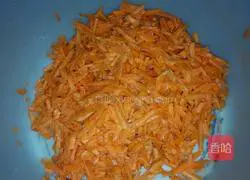 Illustration of how to make carrot, egg and scallion pancake 1