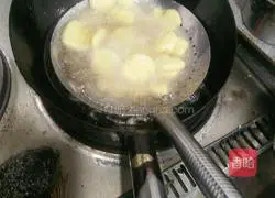 Illustration of how to make pretzel potato pancakes 4