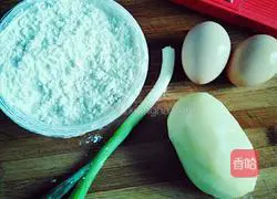 Illustration of how to make shredded potato pancakes 1