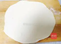 Illustration of how to make oily onion cake 6