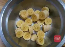 Illustration of how to make banana waffles 1