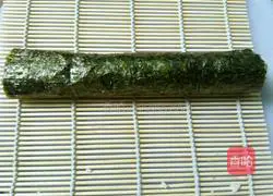 Illustration of how to make seaweed sushi rolls 4