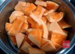 Illustration of how to make pumpkin pie with bean paste filling 3