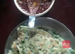 Illustration of how to make small celery soft dough pancakes 6