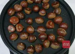 Illustration of how to roast chestnuts in an electric pan 3