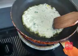 Illustration of how to make shredded potato pancakes 6