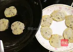 Illustration of making black rice and milk pancakes 12