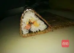 Illustration of how to roll sushi front and back 3