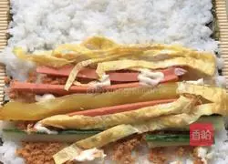 Illustration of how to make secret sushi with seaweed rice sushi 3