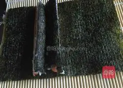 Illustration of how to make square sushi 4