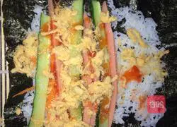 Illustration of how to make ham and meat floss sushi 2