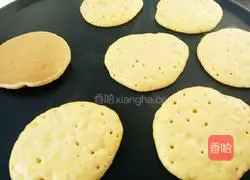 Illustration of how to make small corn tortillas 9