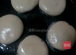 Illustration of how to make bean dregs dough cake 12