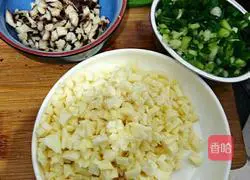 Illustration of how to make mushroom and diced meat pie 6