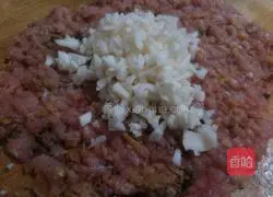 Illustration of how to make steamed meatloaf with pickles and water chestnuts 5