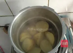 Illustration of how to make potato pancakes 1