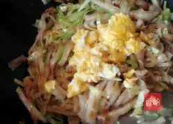 Illustration of how to make fried egg, cabbage and pancakes 11