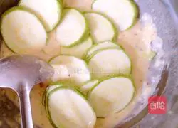 Illustration of how to make zucchini pancakes 2