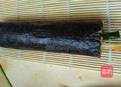 Illustration of how to make pumpkin and meat floss sushi 7