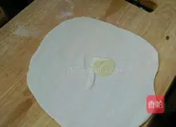 Illustration of how to make scallion oil hand cake 3