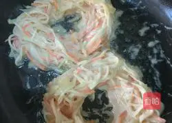 Illustration of how to make potato shredded cake 5