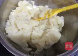 Illustration of how to make salt and pepper potato pancakes 3