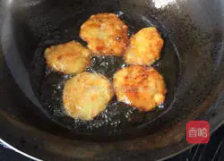 Illustration of how to make salt and pepper potato and carrot cake 5