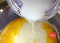 Illustration of how to make milky red date sauce waffles 2