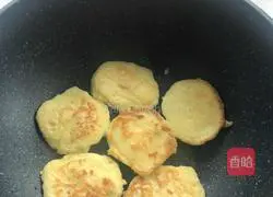 Illustration of how to make pan-fried potato pancakes 9