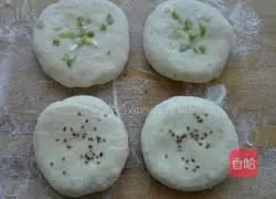 Illustration of how to make scallion oil pancakes 8
