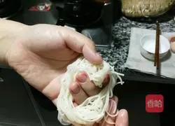 Illustration of making noodles and egg pancakes 3