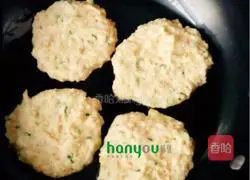 Illustration of how to make scallion-flavored bean dregs cake 3