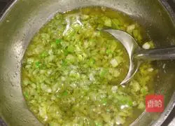 Illustration of how to make scallion pancake 5