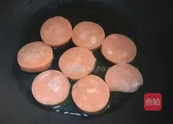Illustration of how to make ham egg pancake 1