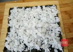 Illustration of how to make sushi rolls 3