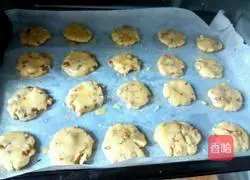 Illustration of how to make crispy walnut cake 12