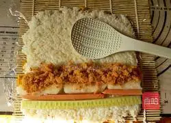 Illustration of how to make fruit and vegetable duck egg sushi rolls 7