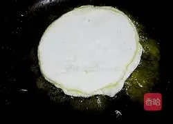 Illustration of how to make small onion pancakes 4