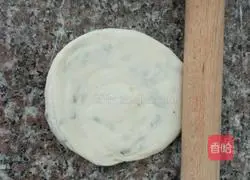 Illustration of how to make salt and pepper and scallion pancakes 17