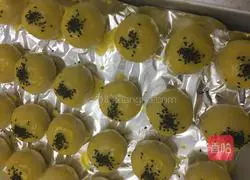 Illustration of how to make egg yolk cake 15