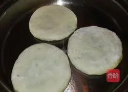 Illustration of how to make three fresh pies 3